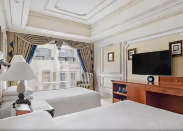 Classic Double room with city view twin beds