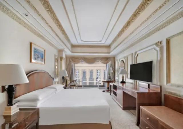 Classic Double room with city view full double bed